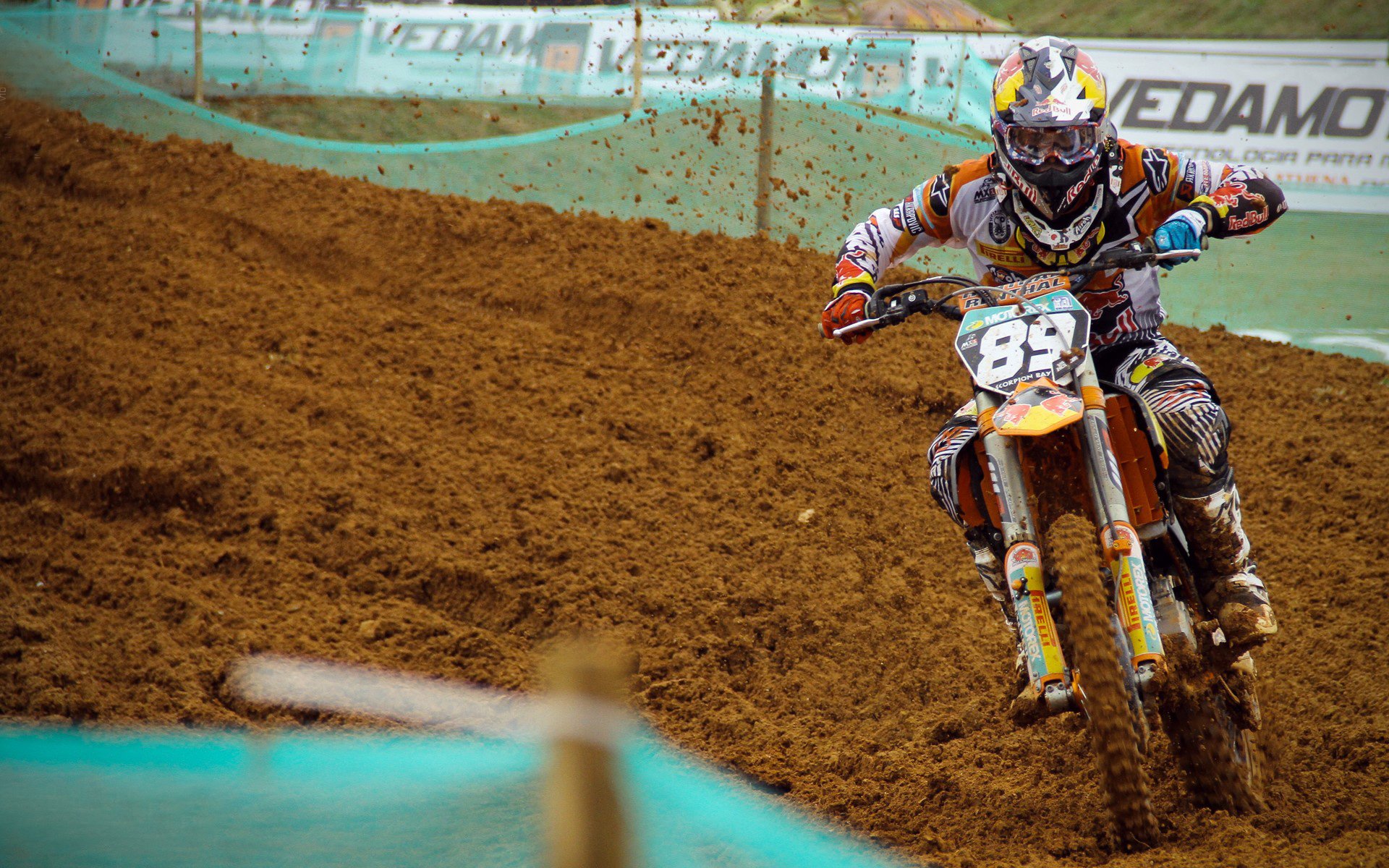 赛道上的绝对统治，红牛车队横扫索伯，佩雷兹带队取胜彰显王者风范